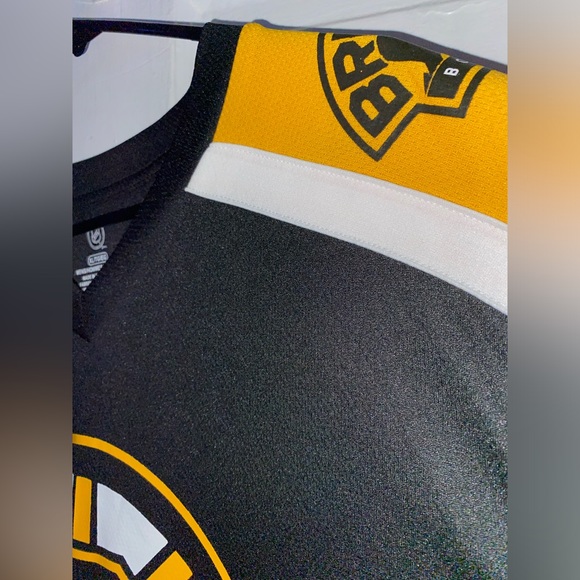 NWT- Official NHL ‘Boston Bruins’ #88 David Pastrnak Replica Jersey - Picture 13 of 15